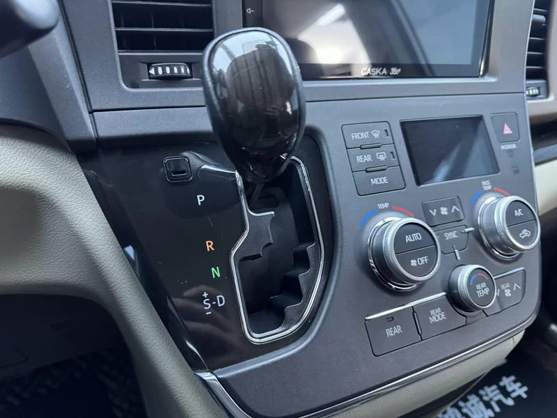 Toyota SIENNA 2019 صورة سيارة #31