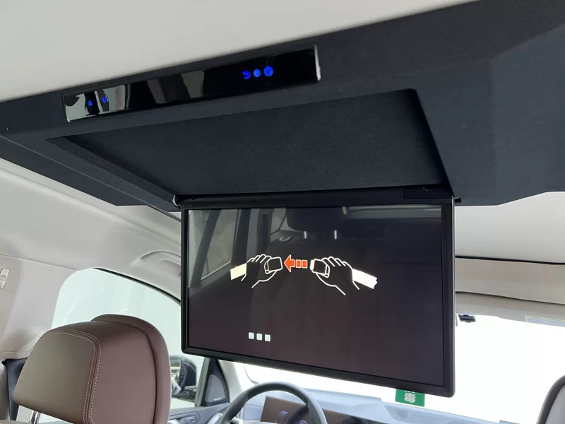 BMW X7 M60i 2023 car image #31