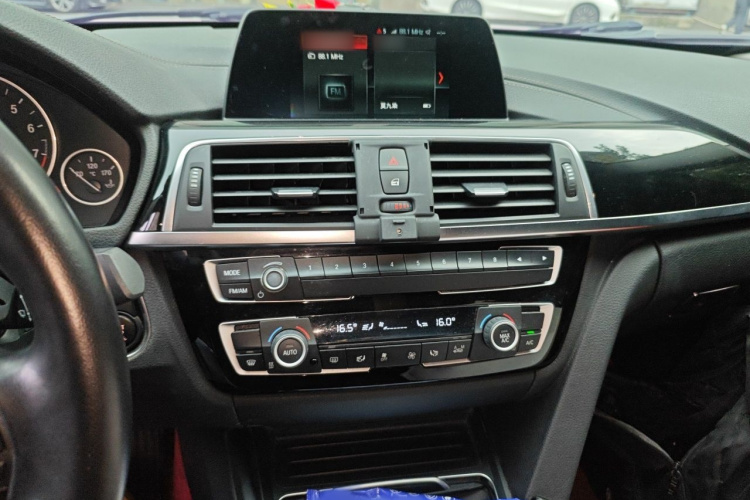 BMW 3 Series 2018 car image #17
