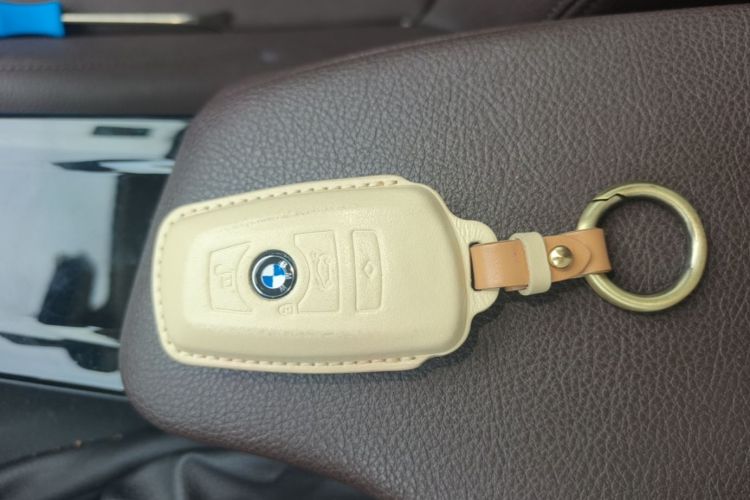 BMW 3 Series 2018 car image #9