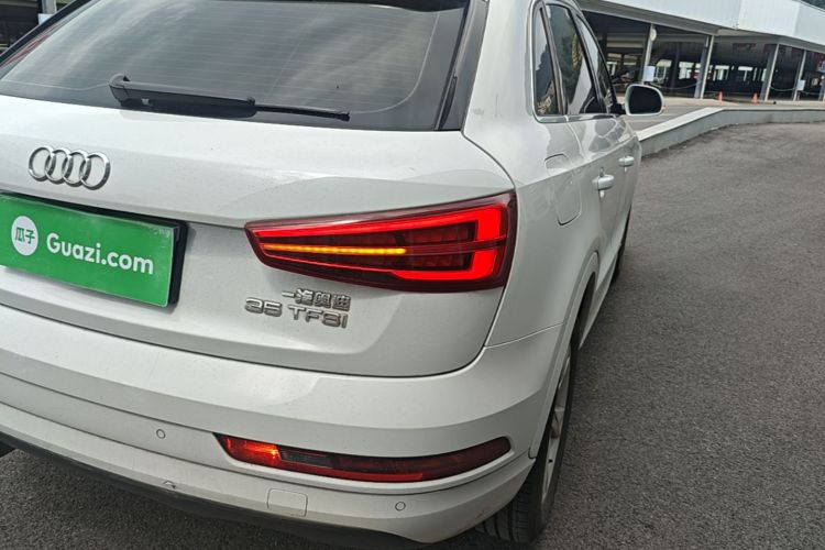 Audi Q3 2019 car image #8