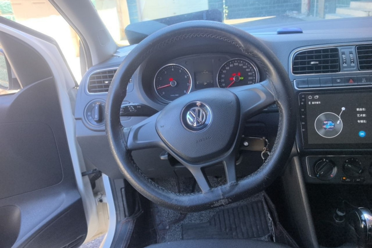 Volkswagen Polo 2015 #15 Volkswagen Polo 2015 car image #15