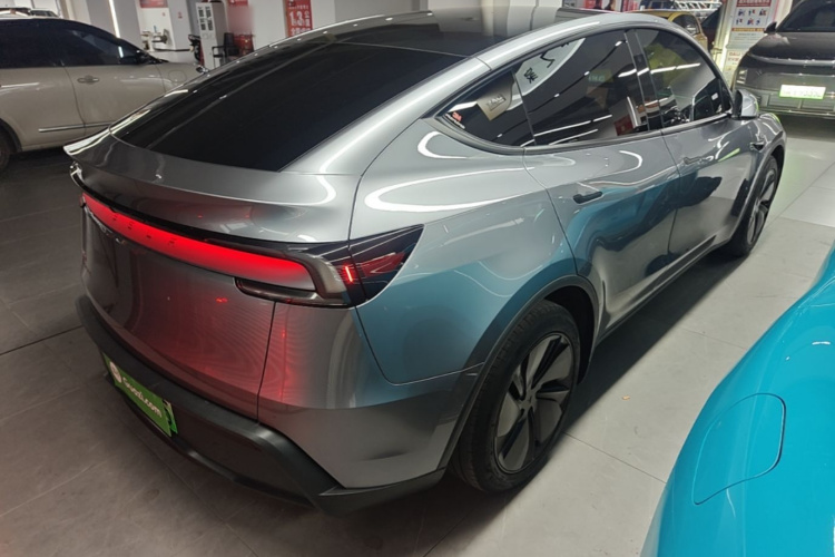 Tesla Model Y 2025 immagine di auto #7