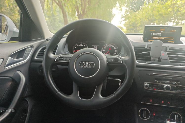 Audi Q3 2018 car image #12