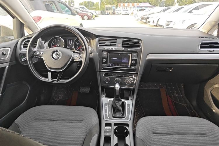 Volkswagen Golf 2018 car image #10
