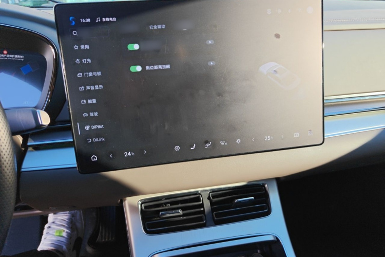 BYD Han 2025 car image #17