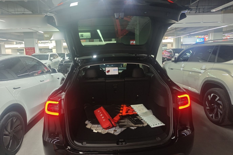 Tesla Model Y 2023 car image #19