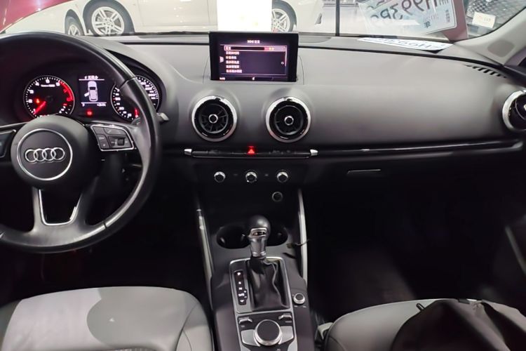 Audi A3 2018 car image #13