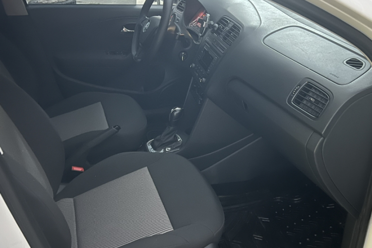 Volkswagen Polo 2017 car image #11
