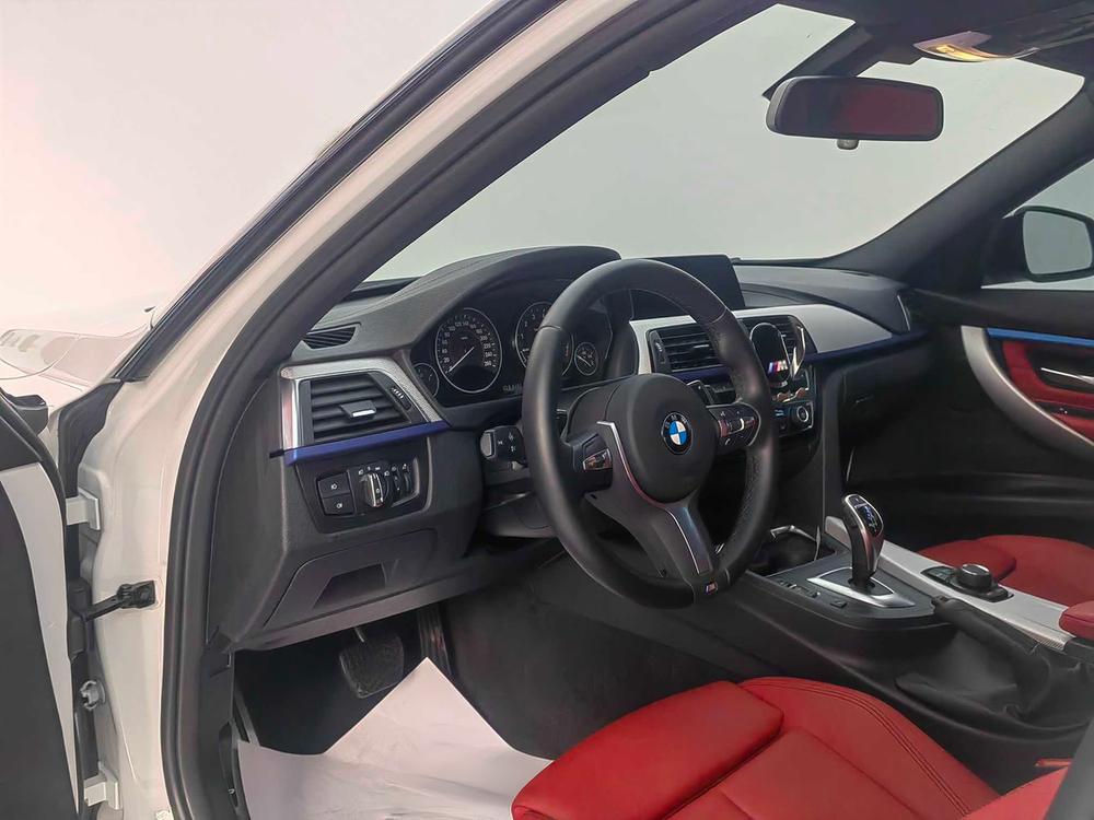 BMW 3 Series 2019 car image #16