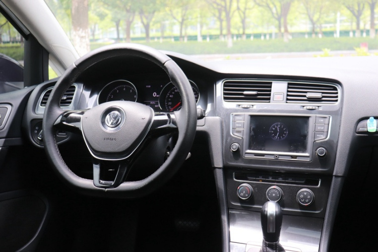 Volkswagen Golf 2017 car image #15