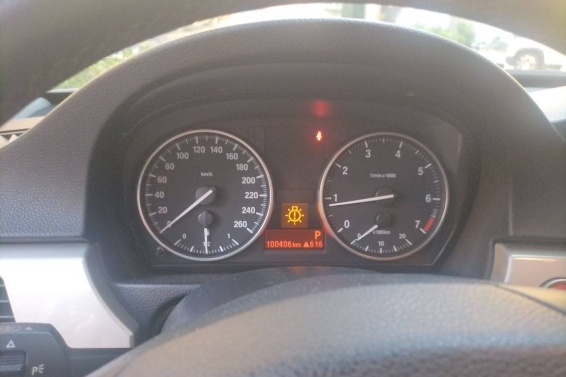 BMW 3 Series 2011 car image #26