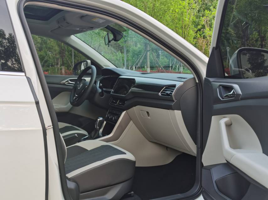 Volkswagen T-Cross 2023 car image #9