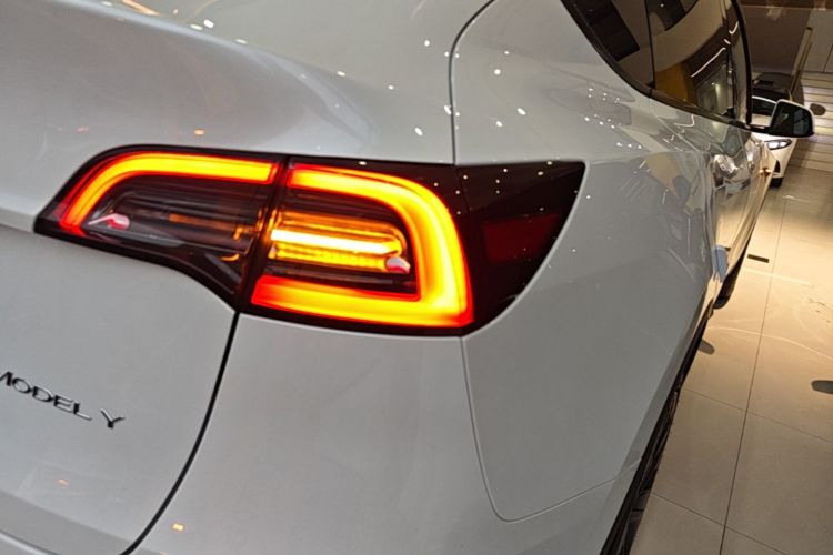 Tesla Model Y 2024 #8 Tesla Model Y 2024 immagine di auto #8
