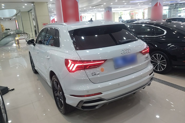 Audi Q3 2022 car image #5