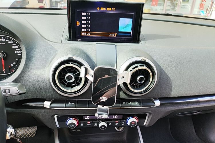 Audi A3 2018 car image #13