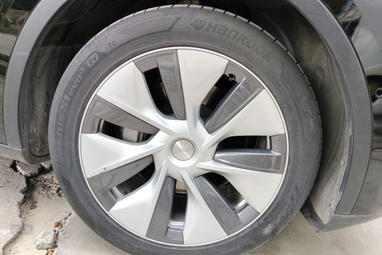 Tesla Model Y 2021 car image #9