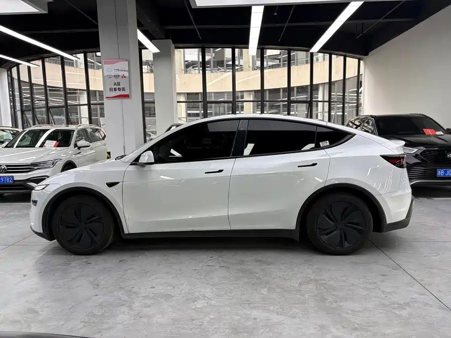 Tesla Model Y 2025 #4 Tesla Model Y 2025 car image #4