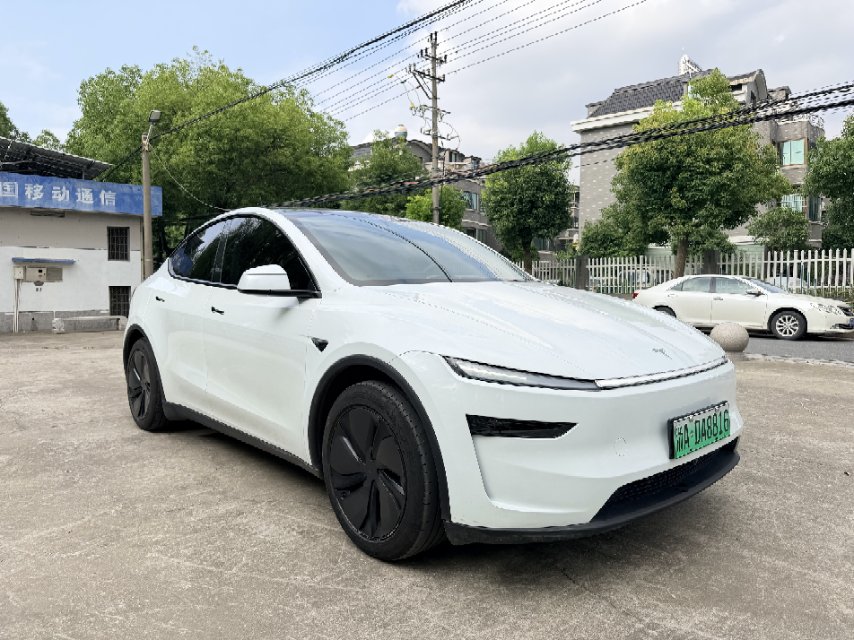 Tesla Model Y 2025 car image #3