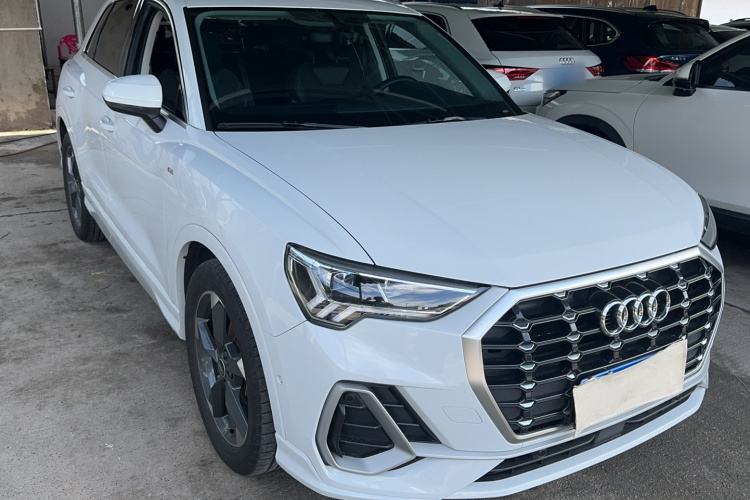 Audi Q3 2022 car image #4
