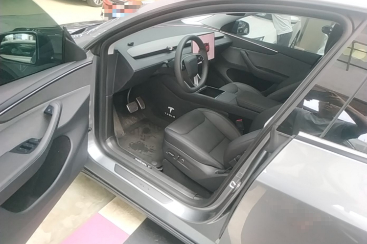 Tesla Model Y 2025 car image #16
