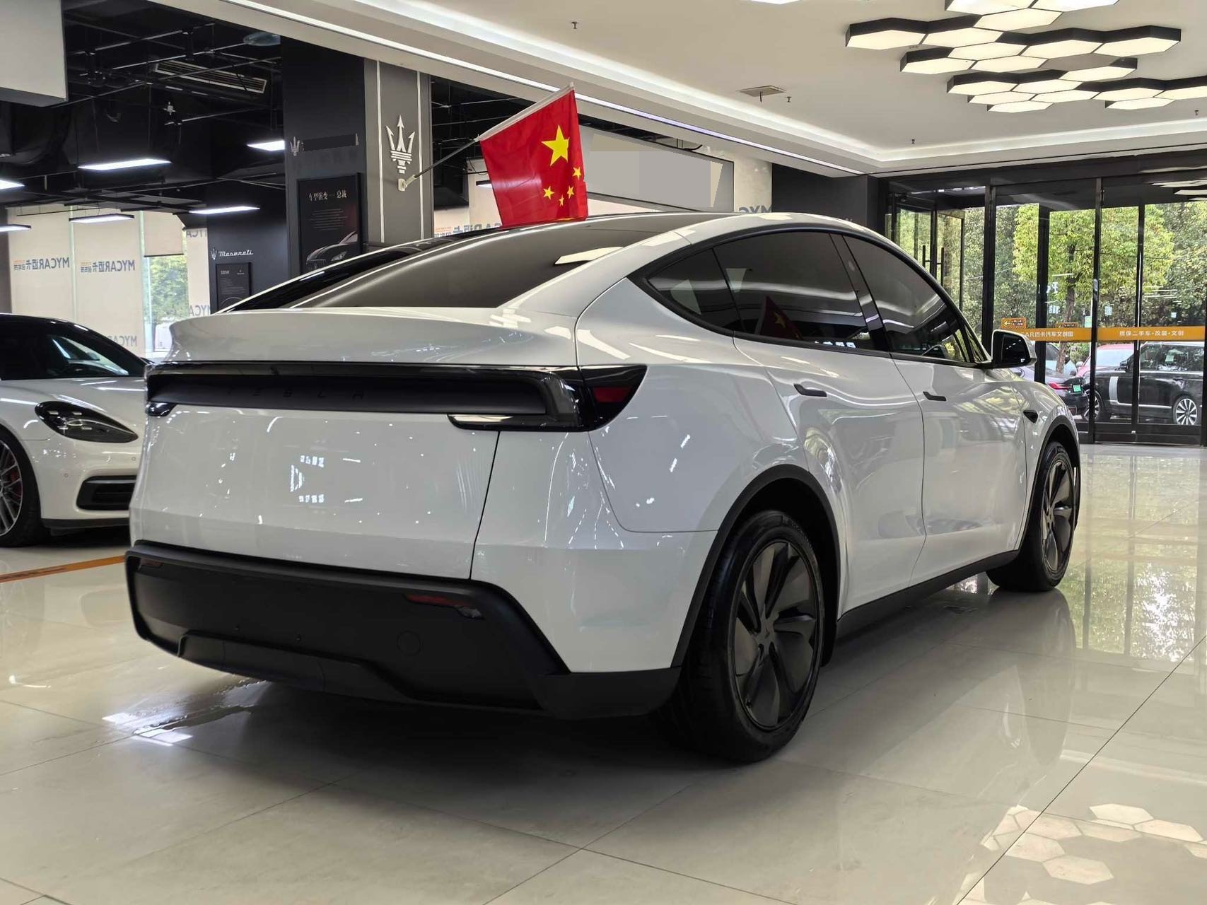 Tesla Model Y 2025 #7 Tesla Model Y 2025 car image #7