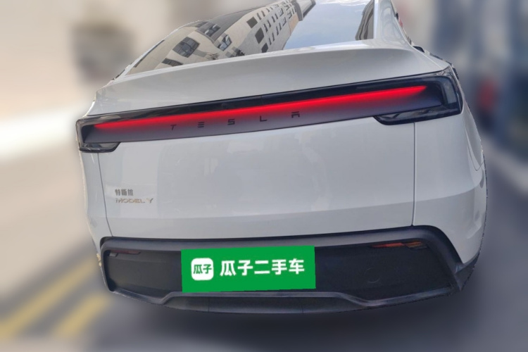 Tesla Model Y 2026 #4 Tesla Model Y 2026 car image #4