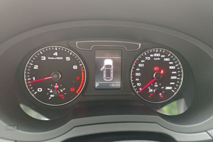 Audi Q3 2018 car image #13
