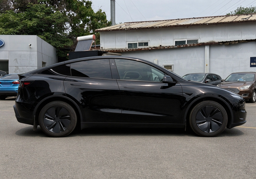 Tesla Model Y 2025 #6 Tesla Model Y 2025 car image #6