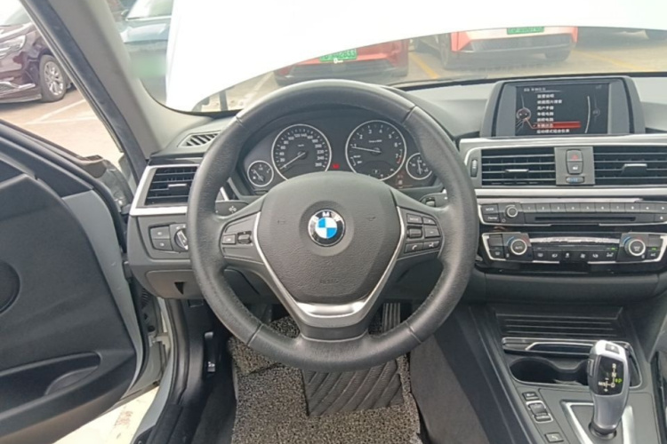 BMW 3 Series 2017 immagine di auto #12