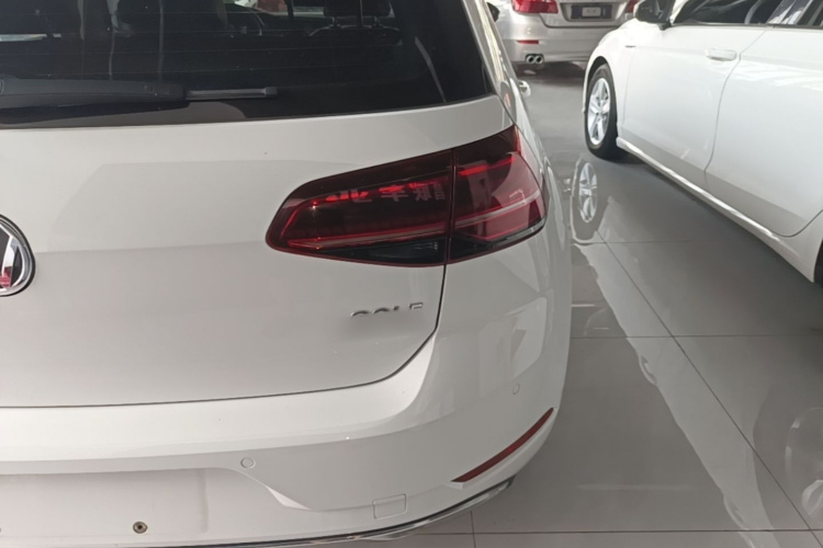 Volkswagen Golf 2019 car image #8