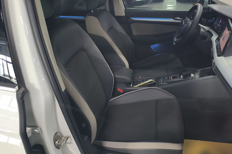 Volkswagen Golf 2023 car image #24