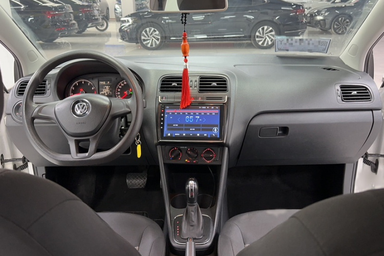 Volkswagen Polo 2018 car image #13