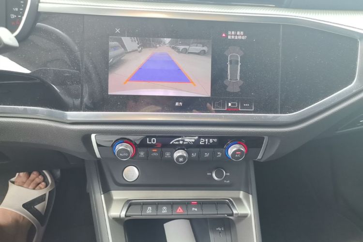 Audi Q3 2020 car image #17