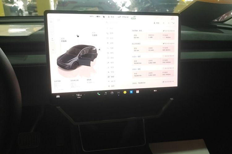 Tesla Model Y 2025 car image #13