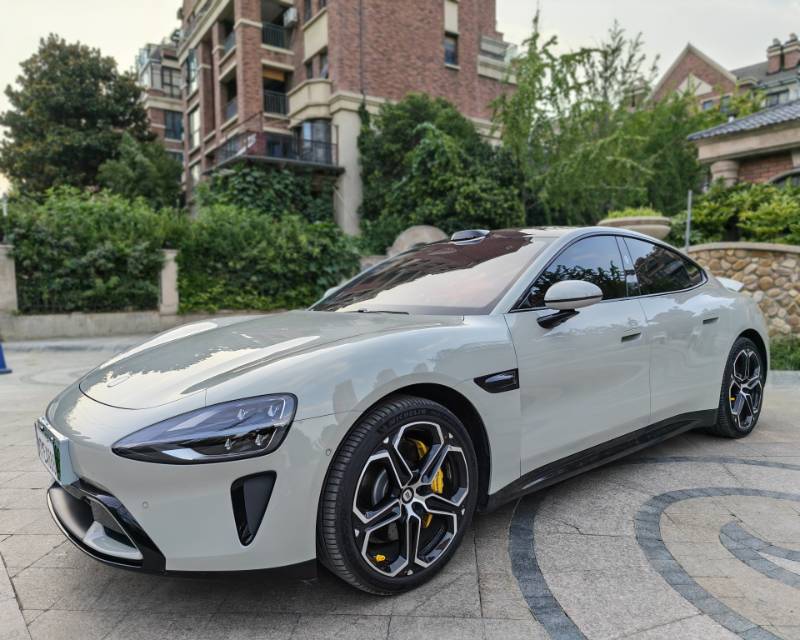 MI SU7 2025 immagine di auto 