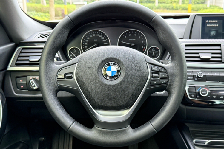 BMW 3 Series GT 2018 car image #16
