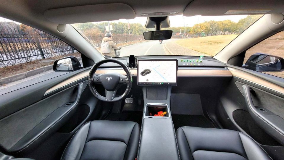 Tesla Model Y 2021 car image #9