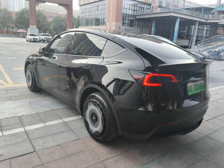 Tesla Model Y 2024 #5 Tesla Model Y 2024 car image #5