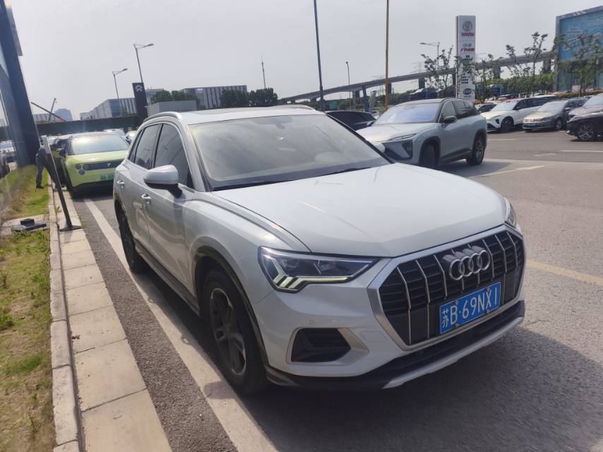 Audi Q3 2021 car image #3