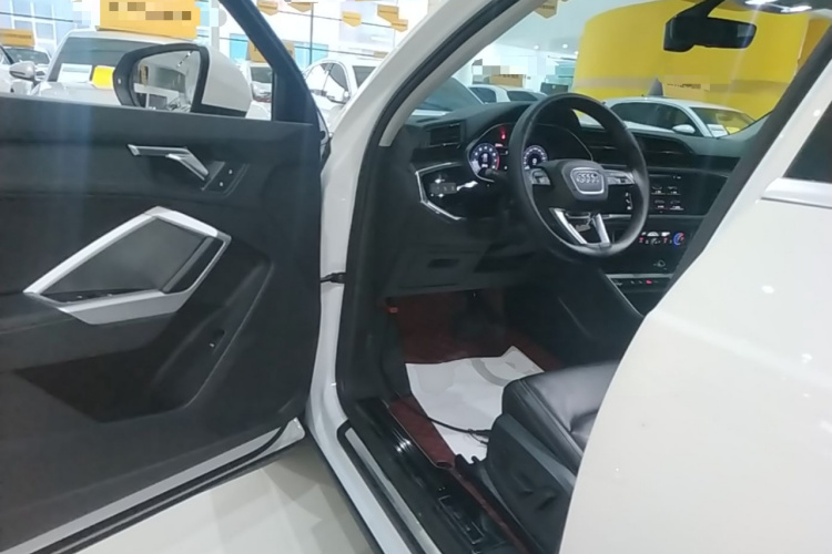 Audi Q3 2021 car image #16