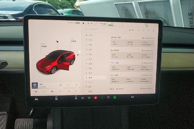 Tesla Model Y 2021 car image #13