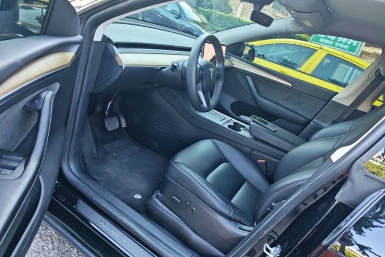 Tesla Model Y 2023 #16 Tesla Model Y 2023 car image #16