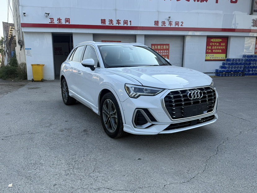 Audi Q3 2022 car image #3