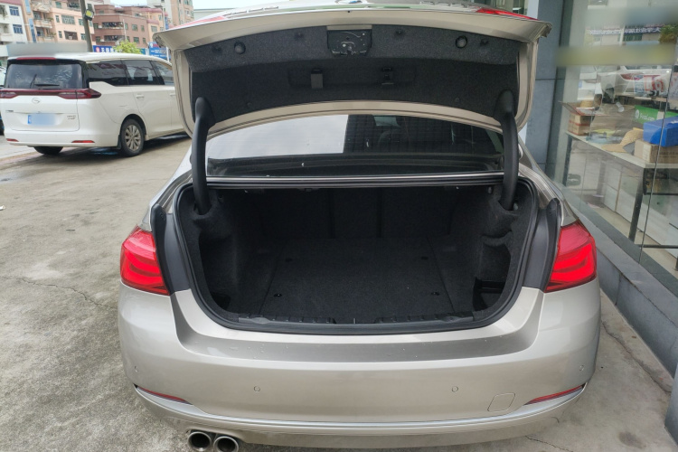 BMW 3 Series 2018 imagen de coche #19