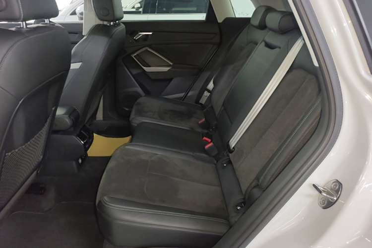Audi Q3 2020 car image #17