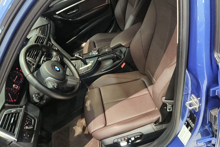 BMW 3 Series 2019 car image #15