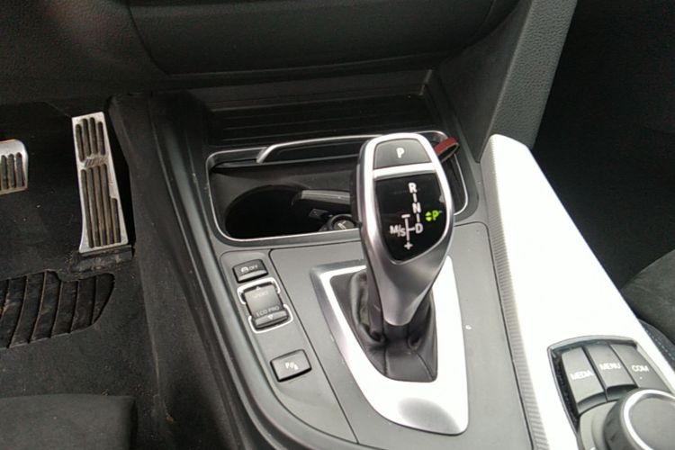 BMW 3 Series 2017 صورة سيارة #14