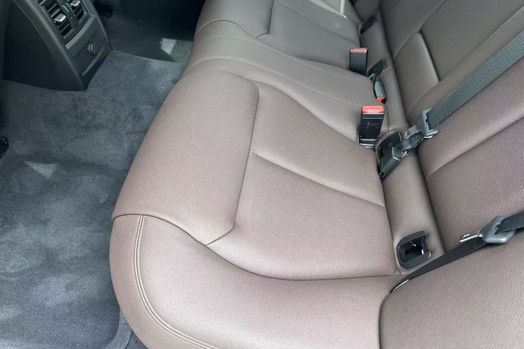 BMW 3 Series 2018 car image #25