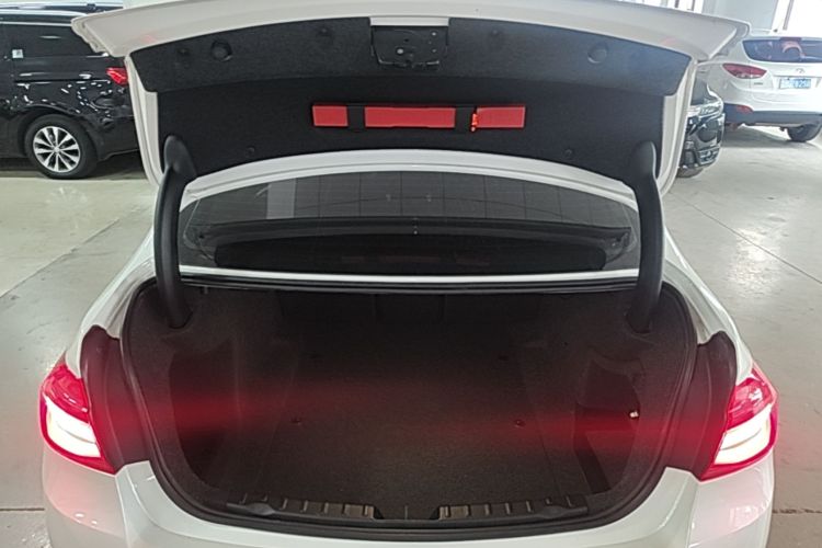 BMW 3 Series 2019 car image #21